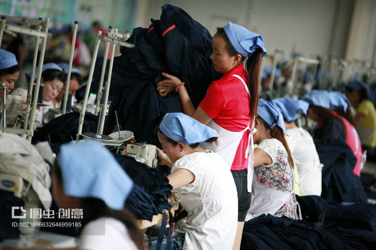 安徽省淮北市秋艳服装厂,女工在生产车间内加工出口到欧美地区的服装产品。